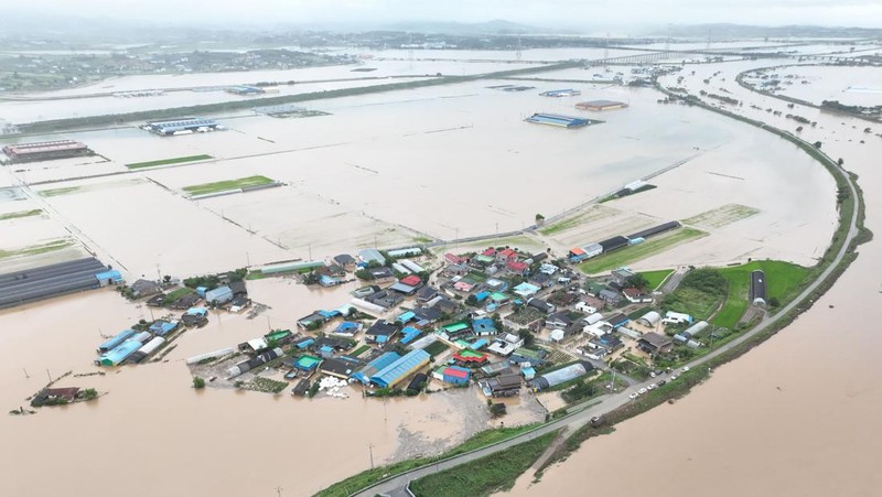 Pemandangan udara banjir yang disebabkan oleh hujan deras di Yesan, Korea Selatan, 17 Juli 2025. (Yonhap via REUTERS)