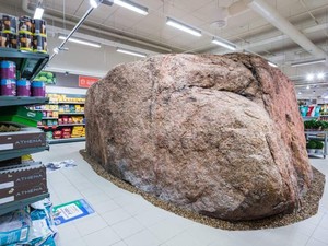 Unik! Penampakan Batu Besar Berusia Ribuan Tahun di Dalam Supermarket