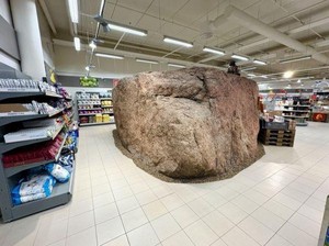 Gokil! Supermarket Ini Punya Batu Purba Raksasa di Tengah Rak Belanja