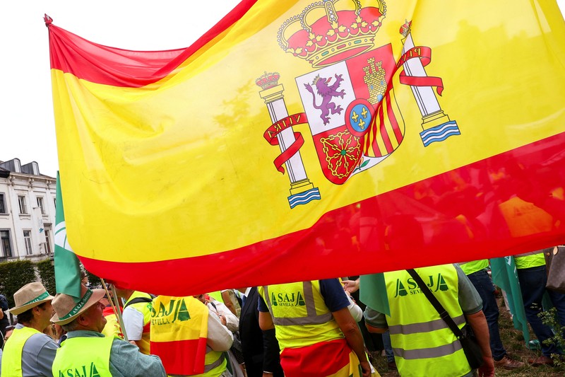 Para petani memprotes usulan pemotongan dana Kebijakan Pertanian Umum (CAP) dan rencana Komisi Eropa untuk menggabungkan kebijakan pertanian dan kohesi, di Brussels, Belgia, 16 Juli 2025. (REUTERS/Yves Herman)
