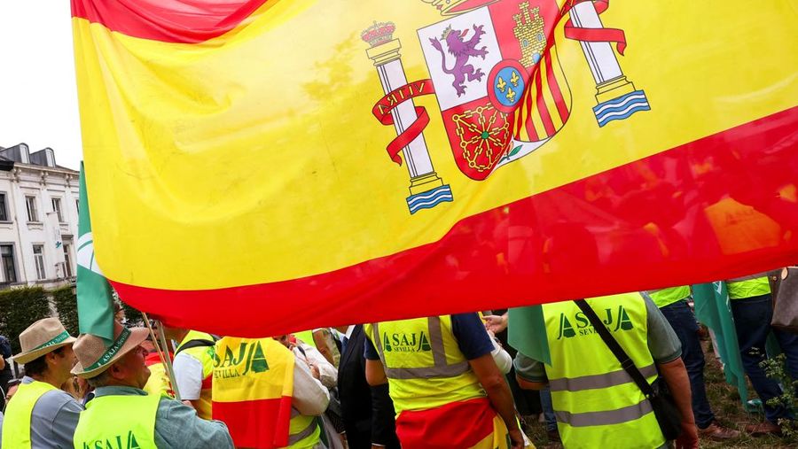 Para petani memprotes usulan pemotongan dana Kebijakan Pertanian Umum (CAP) dan rencana Komisi Eropa untuk menggabungkan kebijakan pertanian dan kohesi, di Brussels, Belgia, 16 Juli 2025. (REUTERS/Yves Herman)