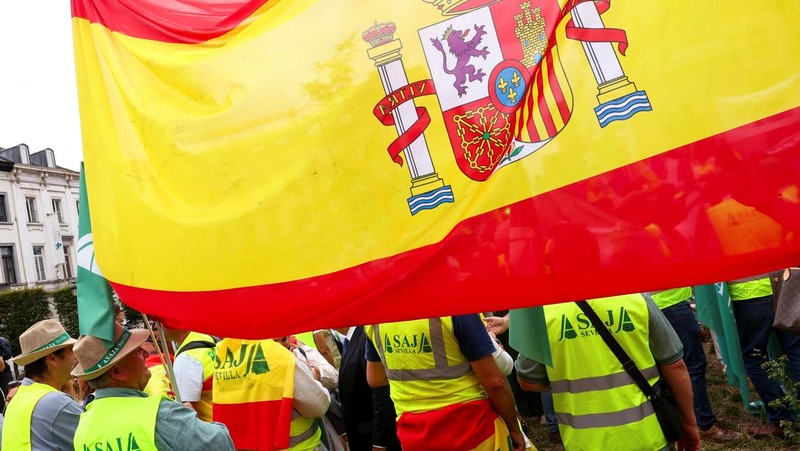 Para petani memprotes usulan pemotongan dana Kebijakan Pertanian Umum (CAP) dan rencana Komisi Eropa untuk menggabungkan kebijakan pertanian dan kohesi, di Brussels, Belgia, 16 Juli 2025. (REUTERS/Yves Herman)