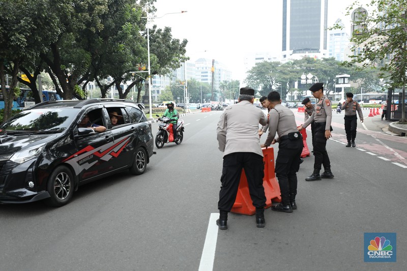 Petuga kepolisian melakukan penutupan jalan di kawasan Monas, Kamis (17/7/2025). Petuga kepolisian melakukan penutupan jalan di kawasan Monas, Kamis (17/7/2025). (CNBC Indonesia/Tri Susilo)
