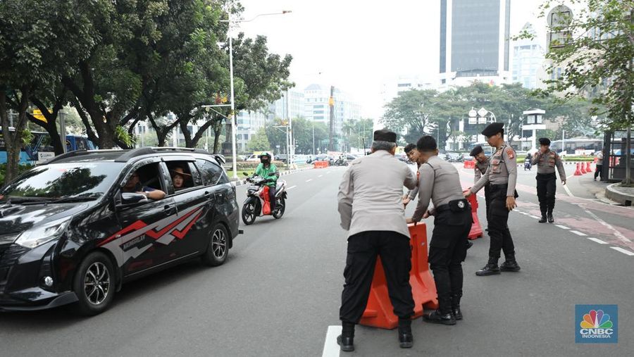 Petuga kepolisian melakukan penutupan jalan di kawasan Monas, Kamis (17/7/2025). (CNBC Indonesia/Tri Susilo)