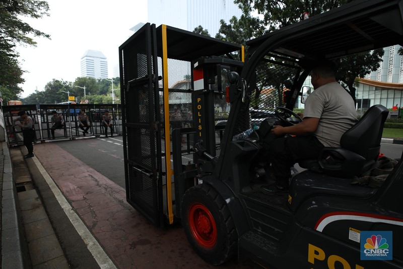 Petuga kepolisian melakukan penutupan jalan di kawasan Monas, Kamis (17/7/2025). Petuga kepolisian melakukan penutupan jalan di kawasan Monas, Kamis (17/7/2025). (CNBC Indonesia/Tri Susilo)