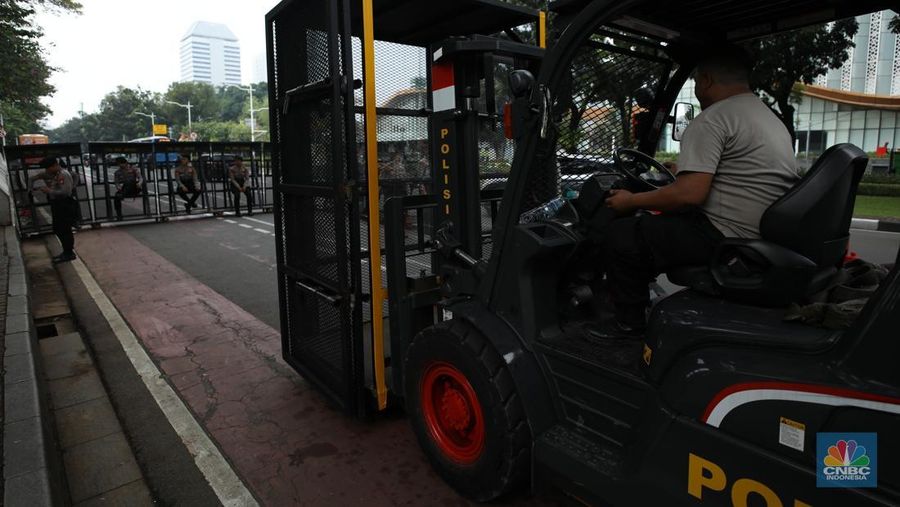 Petuga kepolisian melakukan penutupan jalan di kawasan Monas, Kamis (17/7/2025). (CNBC Indonesia/Tri Susilo)