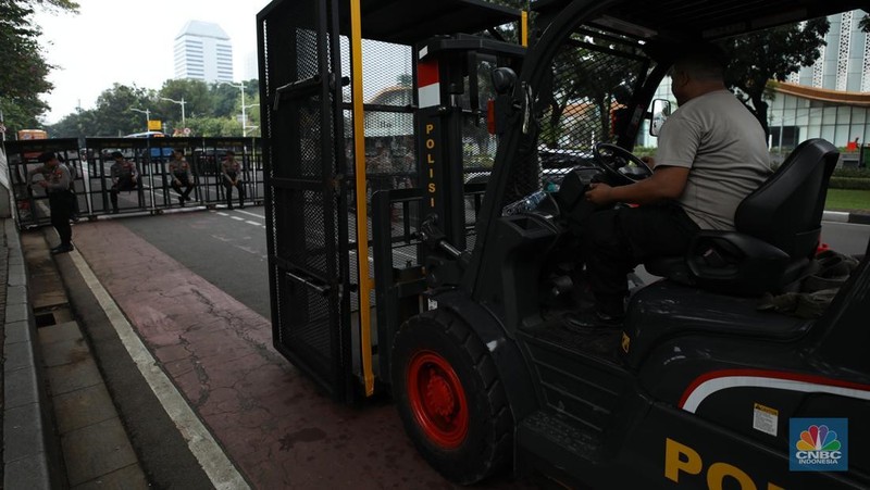 Petuga kepolisian melakukan penutupan jalan di kawasan Monas, Kamis (17/7/2025). (CNBC Indonesia/Tri Susilo)