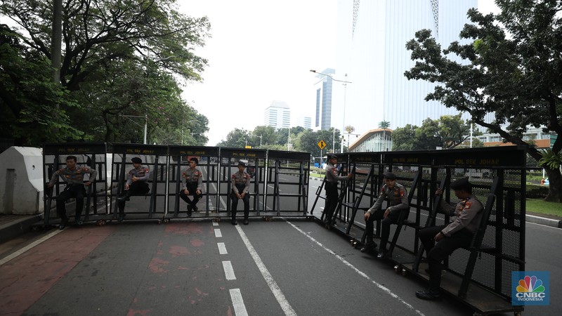 Petuga kepolisian melakukan penutupan jalan di kawasan Monas, Kamis (17/7/2025). Petuga kepolisian melakukan penutupan jalan di kawasan Monas, Kamis (17/7/2025). (CNBC Indonesia/Tri Susilo)