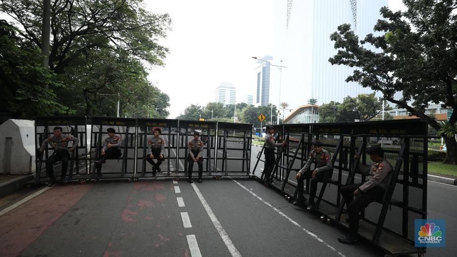 Petuga kepolisian melakukan penutupan jalan di kawasan Monas, Kamis (17/7/2025). (CNBC Indonesia/Tri Susilo)