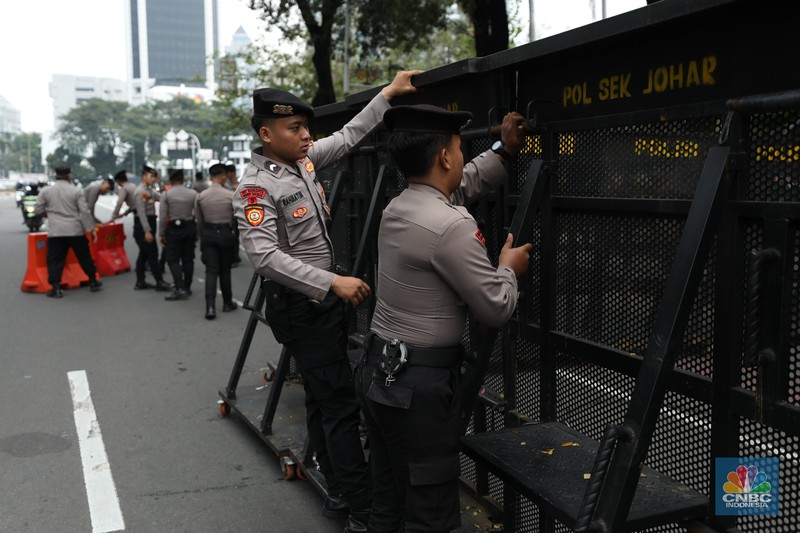 Petuga kepolisian melakukan penutupan jalan di kawasan Monas, Kamis (17/7/2025). Petuga kepolisian melakukan penutupan jalan di kawasan Monas, Kamis (17/7/2025). (CNBC Indonesia/Tri Susilo)