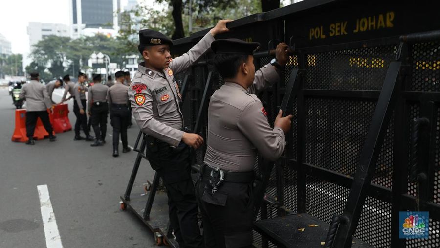 Petuga kepolisian melakukan penutupan jalan di kawasan Monas, Kamis (17/7/2025). (CNBC Indonesia/Tri Susilo)