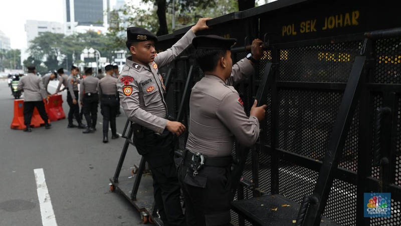 Petuga kepolisian melakukan penutupan jalan di kawasan Monas, Kamis (17/7/2025). (CNBC Indonesia/Tri Susilo)