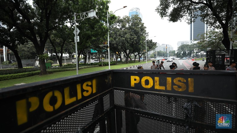 Petuga kepolisian melakukan penutupan jalan di kawasan Monas, Kamis (17/7/2025). Petuga kepolisian melakukan penutupan jalan di kawasan Monas, Kamis (17/7/2025). (CNBC Indonesia/Tri Susilo)