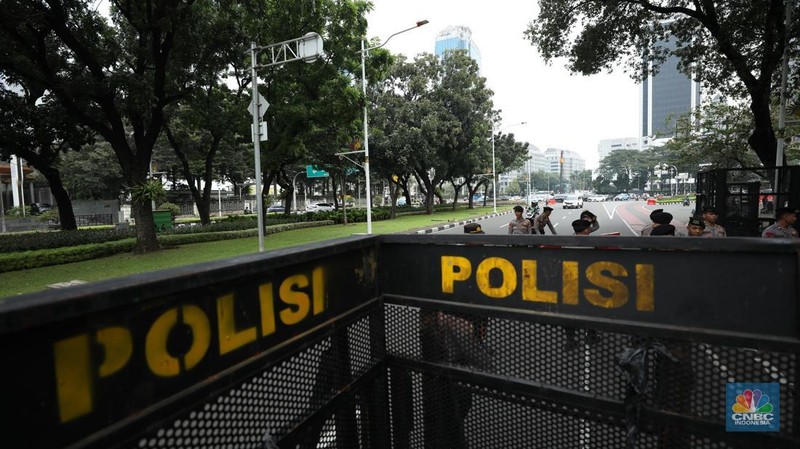 Petuga kepolisian melakukan penutupan jalan di kawasan Monas, Kamis (17/7/2025). (CNBC Indonesia/Tri Susilo)