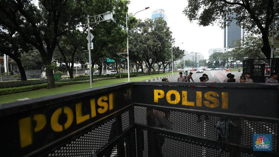Petuga kepolisian melakukan penutupan jalan di kawasan Monas, Kamis (17/7/2025). (CNBC Indonesia/Tri Susilo)