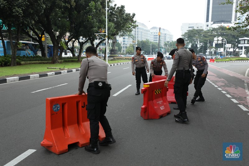 Petuga kepolisian melakukan penutupan jalan di kawasan Monas, Kamis (17/7/2025). Petuga kepolisian melakukan penutupan jalan di kawasan Monas, Kamis (17/7/2025). (CNBC Indonesia/Tri Susilo)