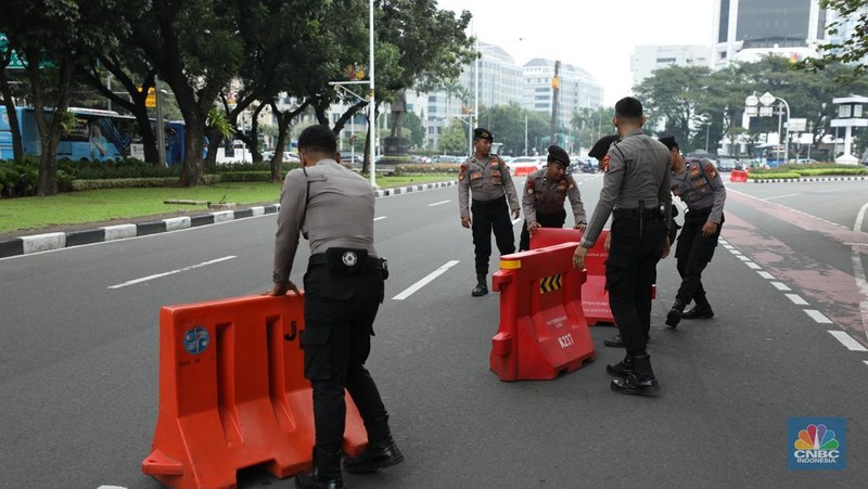 Petuga kepolisian melakukan penutupan jalan di kawasan Monas, Kamis (17/7/2025). (CNBC Indonesia/Tri Susilo)