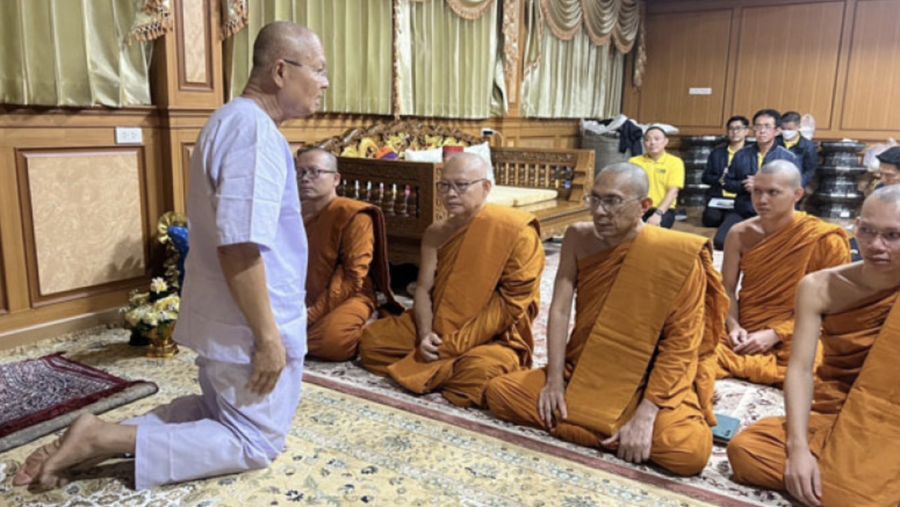Phra Thepatcharaporn, kepala biara Wat Chujit Thammaram, meninggalkan biara pada hari Senin setelah dikaitkan dengan skandal seks dan uang yang melibatkan perempuan yang dikenal sebagai