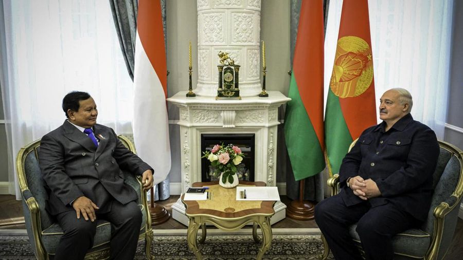 Presiden Republik Indonesia, Prabowo Subianto, singgah sejenak di Republik Belarus dan menggelar pertemuan hangat dengan Presiden Republik Belarus, Aleksandr Lukashenko, pada Selasa, (15/7/2025). (Dok. setkab/BelTa)
