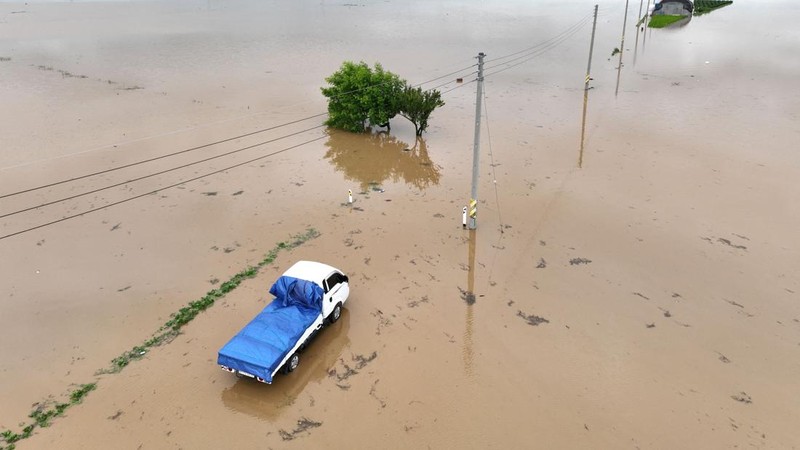 Pemandangan udara banjir yang disebabkan oleh hujan deras di Yesan, Korea Selatan, 17 Juli 2025. (Yonhap via REUTERS)