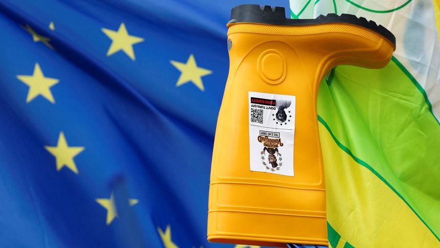 Para petani memprotes usulan pemotongan dana Kebijakan Pertanian Umum (CAP) dan rencana Komisi Eropa untuk menggabungkan kebijakan pertanian dan kohesi, di Brussels, Belgia, 16 Juli 2025. (REUTERS/Yves Herman)