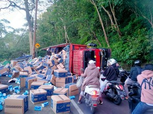 Truk Terguling di Jalur Singaraja-Denpasar Dievakuasi, Lalin Kembali Lancar