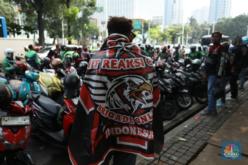 Sejumlah pengemudi ojek online melakukan demo pada hari ini di Jakarta, Kamis (17/7/2025). Sejumlah pengemudi ojek online melakukan demo pada hari ini di Jakarta, Kamis (17/7/2025). (CNBC Indonesia/Tri Susilo)