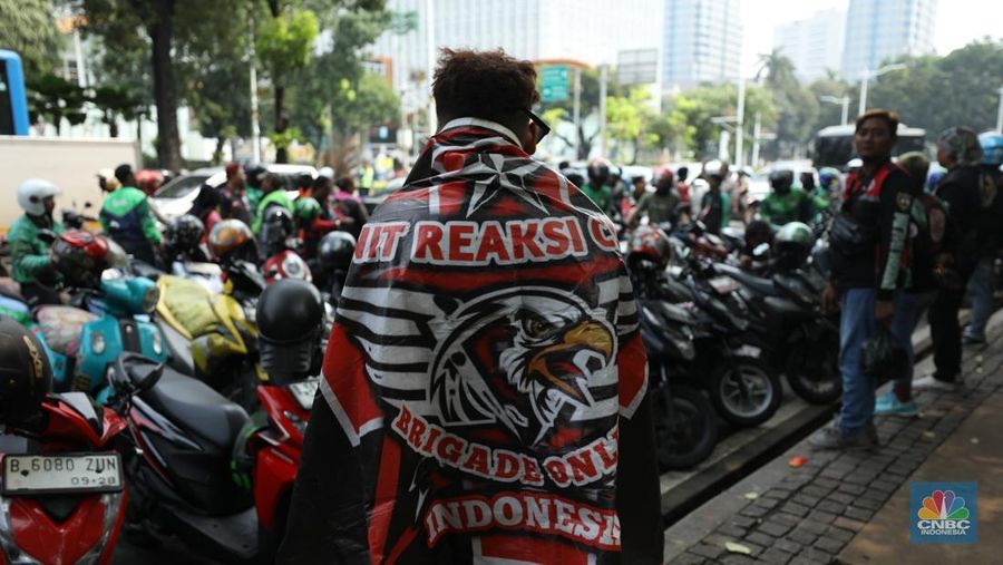 Sejumlah pengemudi ojek online melakukan demo pada hari ini di Jakarta, Kamis (17/7/2025). (CNBC Indonesia/Tri Susilo)