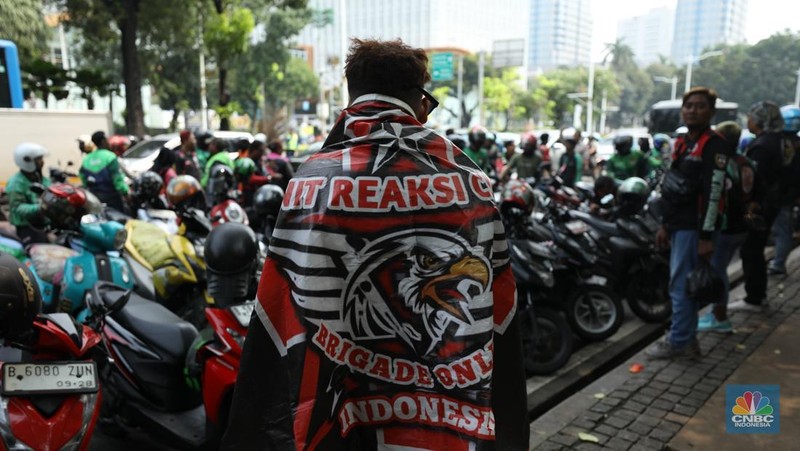 Sejumlah pengemudi ojek online melakukan demo pada hari ini di Jakarta, Kamis (17/7/2025). (CNBC Indonesia/Tri Susilo)