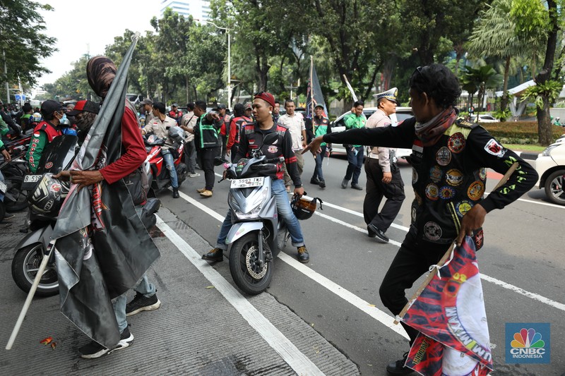 Sejumlah pengemudi ojek online melakukan demo pada hari ini di Jakarta, Kamis (17/7/2025). Sejumlah pengemudi ojek online melakukan demo pada hari ini di Jakarta, Kamis (17/7/2025). (CNBC Indonesia/Tri Susilo)