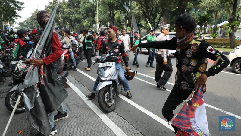 Sejumlah pengemudi ojek online melakukan demo pada hari ini di Jakarta, Kamis (17/7/2025). (CNBC Indonesia/Tri Susilo)