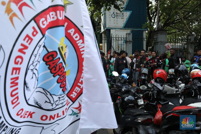 Sejumlah pengemudi ojek online melakukan demo pada hari ini di Jakarta, Kamis (17/7/2025). Sejumlah pengemudi ojek online melakukan demo pada hari ini di Jakarta, Kamis (17/7/2025). (CNBC Indonesia/Tri Susilo)