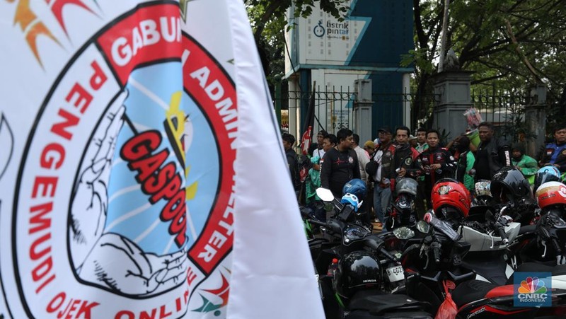 Sejumlah pengemudi ojek online melakukan demo pada hari ini di Jakarta, Kamis (17/7/2025). (CNBC Indonesia/Tri Susilo)
