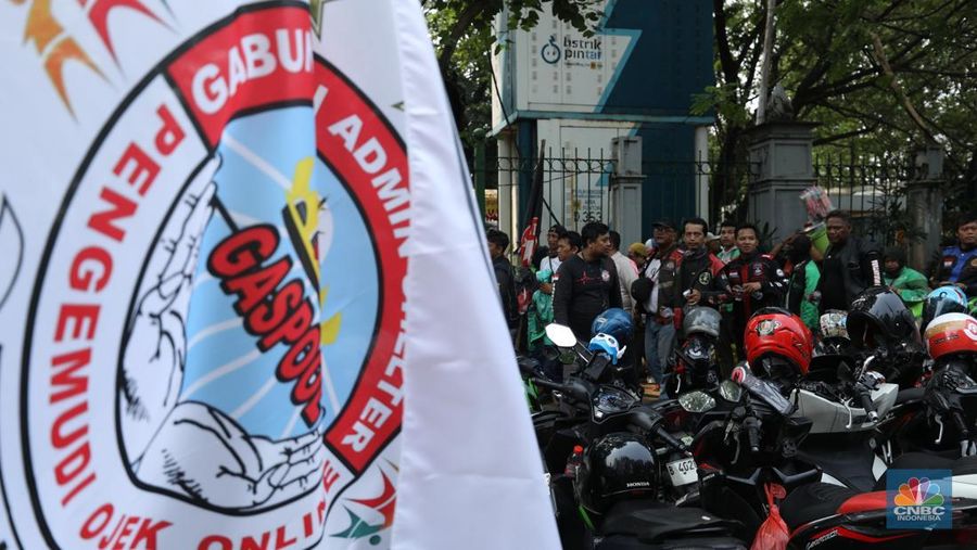 Sejumlah pengemudi ojek online melakukan demo pada hari ini di Jakarta, Kamis (17/7/2025). Sejumlah pengemudi ojek online melakukan demo pada hari ini di Jakarta, Kamis (17/7/2025). (CNBC Indonesia/Tri Susilo)