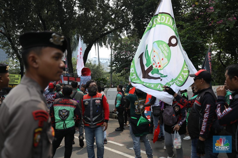Sejumlah pengemudi ojek online melakukan demo pada hari ini di Jakarta, Kamis (17/7/2025). Sejumlah pengemudi ojek online melakukan demo pada hari ini di Jakarta, Kamis (17/7/2025). (CNBC Indonesia/Tri Susilo)