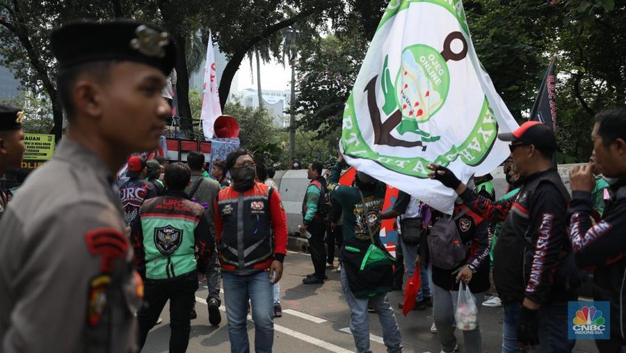 Sejumlah pengemudi ojek online melakukan demo pada hari ini di Jakarta, Kamis (17/7/2025). (CNBC Indonesia/Tri Susilo)