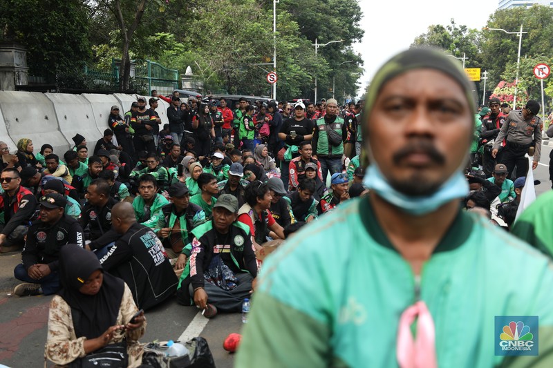 Sejumlah pengemudi ojek online melakukan demo pada hari ini di Jakarta, Kamis (17/7/2025). Sejumlah pengemudi ojek online melakukan demo pada hari ini di Jakarta, Kamis (17/7/2025). (CNBC Indonesia/Tri Susilo)