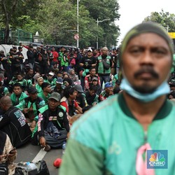 Potret Demo Ojol di Monas, Tolak Status Pegawai dan Potongan 10%