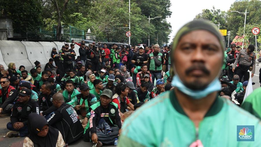 Sejumlah pengemudi ojek online melakukan demo pada hari ini di Jakarta, Kamis (17/7/2025). (CNBC Indonesia/Tri Susilo)
