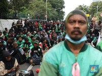Potret Demo Ojol di Monas, Tolak Status Pegawai dan Potongan 10%
