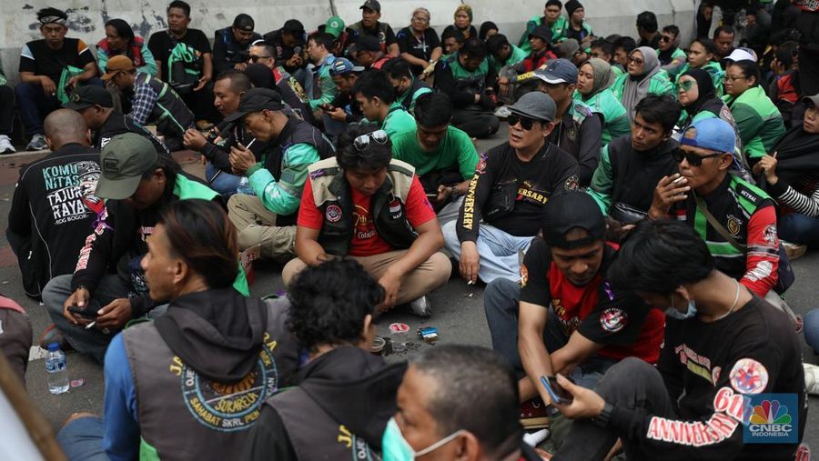 Sejumlah pengemudi ojek online melakukan demo pada hari ini di Jakarta, Kamis (17/7/2025). (CNBC Indonesia/Tri Susilo)