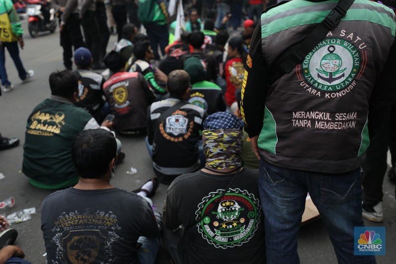 Sejumlah pengemudi ojek online melakukan demo pada hari ini di Jakarta, Kamis (17/7/2025). Sejumlah pengemudi ojek online melakukan demo pada hari ini di Jakarta, Kamis (17/7/2025). (CNBC Indonesia/Tri Susilo)