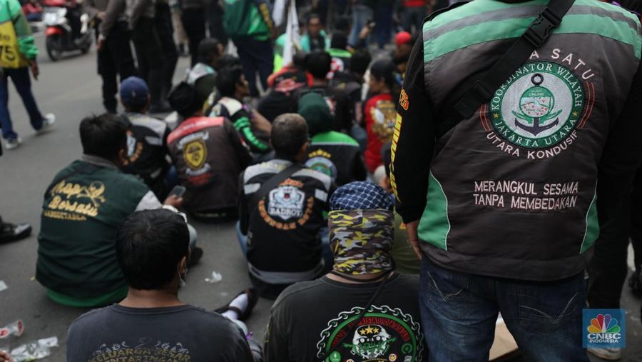 Sejumlah pengemudi ojek online melakukan demo pada hari ini di Jakarta, Kamis (17/7/2025). (CNBC Indonesia/Tri Susilo)