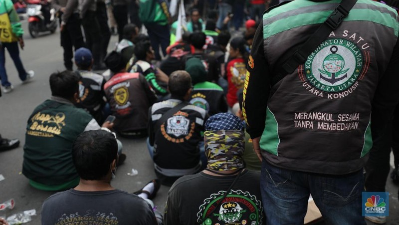 Sejumlah pengemudi ojek online melakukan demo pada hari ini di Jakarta, Kamis (17/7/2025). (CNBC Indonesia/Tri Susilo)