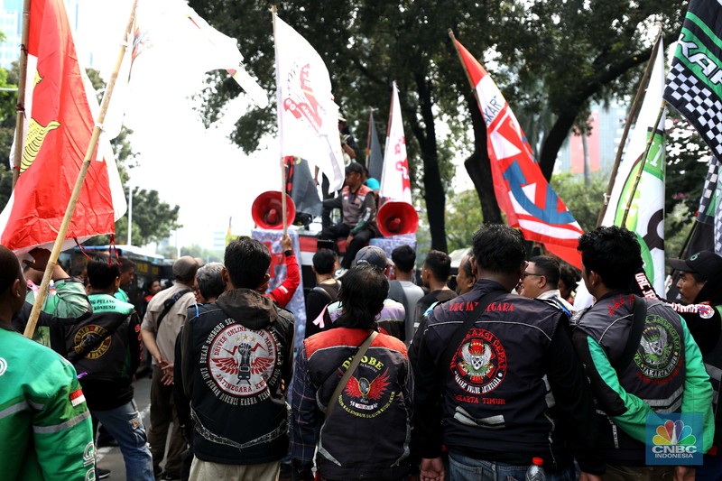 Sejumlah pengemudi ojek online melakukan demo pada hari ini di Jakarta, Kamis (17/7/2025). Sejumlah pengemudi ojek online melakukan demo pada hari ini di Jakarta, Kamis (17/7/2025). (CNBC Indonesia/Tri Susilo)