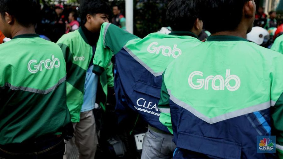 Sejumlah pengemudi ojek online melakukan demo pada hari ini di Jakarta, Kamis (17/7/2025). (CNBC Indonesia/Tri Susilo)