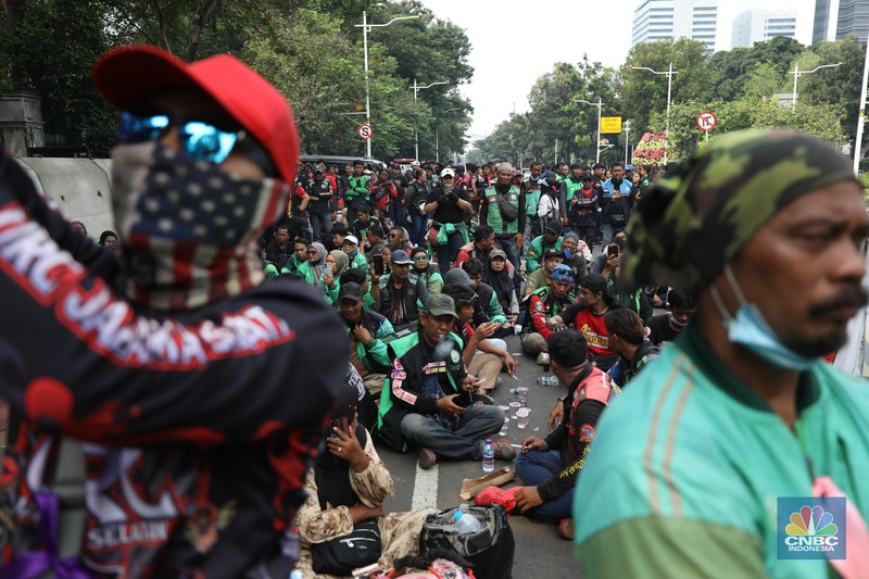 Sejumlah pengemudi ojek online melakukan demo pada hari ini di Jakarta, Kamis (17/7/2025). Sejumlah pengemudi ojek online melakukan demo pada hari ini di Jakarta, Kamis (17/7/2025). (CNBC Indonesia/Tri Susilo)