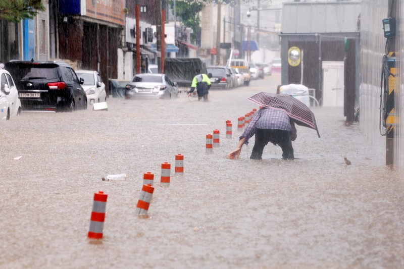 Pemandangan udara banjir yang disebabkan oleh hujan deras di Yesan, Korea Selatan, 17 Juli 2025. Pemandangan udara banjir yang disebabkan oleh hujan deras di Yesan, Korea Selatan, 17 Juli 2025. (Yonhap via REUTERS)