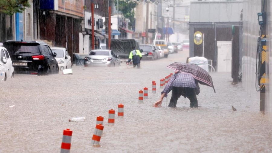 Pemandangan udara banjir yang disebabkan oleh hujan deras di Yesan, Korea Selatan, 17 Juli 2025. (Yonhap via REUTERS)
