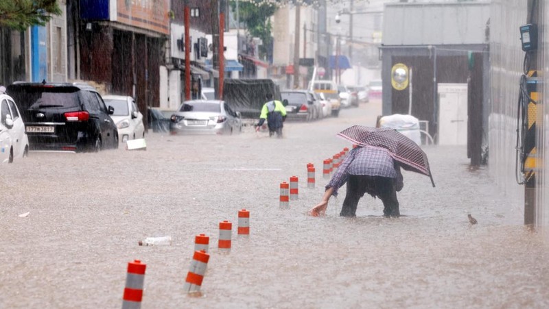 Pemandangan udara banjir yang disebabkan oleh hujan deras di Yesan, Korea Selatan, 17 Juli 2025. (Yonhap via REUTERS)